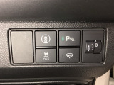 ハンドルの右側にはヘットライトリベライザーとHondaセンシング用のメインスイッチがついています。ヘッドライトリベライザーは道路状況や積荷の加重に応じてライトの高さを調節できます。