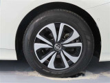 純正のアルミホイール装着車です。タイヤサイズは195/65R15です。