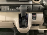 CVT車のセレクトレバーです。低速から高速まで、変速ショックのないスムーズな走りと、エンジン効率のよい領域を維持して燃費にも貢献します。サイドブレーキはスイッチ操作の電子制御パーキングブレーキです。