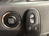 エンジンスタートボタンです。キーが車内にあれば、エンジンの始動・停止はブレーキを踏んでスイッチを押すだけ!キーを取り出す手間を省き、ワンプッシュでエンジンを操作するので簡単でスムーズです。