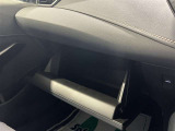 助手席側グローブボックス。車検証入れなどにおすすめです。