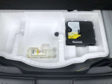 もしパンクをしてしまったら、この溶剤をエア注入口より入れて応急処置をしてください。重たいスペアタイヤを積んで走るより燃費の向上になるので、パンク修理キット搭載の車が増えているんです。