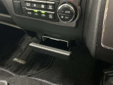 ちょっとしたところは収納ボックスにもなっています。車内はサイズも決まっているので、収納が少ないと思っているアナタ!ご安心ください。さまざまなところに収納が隠れているんです♪