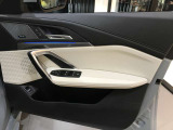 車の乗り降りの際に必ず触るドアハンドルです。使用感が気になる方はお気軽にお申し付けくださいませ。