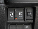 両側パワースライドドア付!挟み込み防止機能によりお子様の乗り降りも安心!車内・車外のドアハンドルからはもちろんのこと運転席スイッチやリモコンキーからも開閉操作が可能で大変便利な装備です!