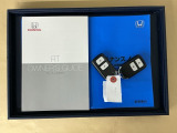 メンテナンスノート【点検整備記録簿・保証書】、取説も揃ってます。スマートキーはバッグなどにしまったままボタン操作でエンジン始動・停止やハイブリッドシステムの起動や停止ができて大変便利です