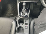 運転席でも助手席でも使いやすいドリンクホルダーです