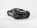 コーンズ名古屋ショールームでは1階に最新モデルの展示とコンフィグレーションルーム、2階には中古車展示エリアとラウンジを配し、最新CIのもとフェラーリをご覧いただけます。