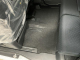 しっかりと汚れ、砂ぼこりを落とし足元まで清潔な車内空間を作り上げております♪