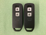 スマートキーを装備しています。鍵を差し込むことなくドアロックの開け閉めと、スタートボタン操作でのエンジンスタートができます。スペアキーも同じものを用意しております。