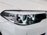 【LEDヘッドライト】先進のLEDテクノロジーを採用。放射される白色光の周波特性は太陽光に近く、バイキセノン・ヘッドライトを上回るコントラストで更に明るく輝きます!