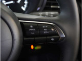 【マツダ・レーダー・クルーズ・コントロール】センサーが前方車を検知し、運転者がアクセルペダルやブレーキペダルを踏まなくても、設定した速度での走行や、前方車との車間距離を一定に保つ追従走行ができます。