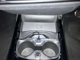 【置き型充電器】置き型充電に対応しております。お持ちの携帯電話が置き型充電器対応でしたら、充電コードの必要なく、すっきりとした車内のまま携帯の充電が可能です。