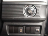 お車のキーはスマートキーです。キーを身につけた状態で車に近づき、ドアロックの解錠や施錠操作が出来ます。雨の日など両手がふさがっている時など、とっても便利ですね。