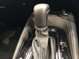 操作しやすいATシフトです。シフトチェンジを気にしなくてよいので運転だけに集中できますね。自然と手に届くところにある、手になじむ形状のシフトノブがいいですね。