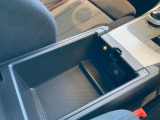 アームレストを上げると収納スペースとUSB電源があります。USBメモリ等を接続すると、車両側で音楽データを再生することができます。※非対応のものも有