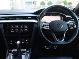 ドライバーを中心に設計されたコックピット。操作性と上質感を兼ね備えた運転席まわりです。