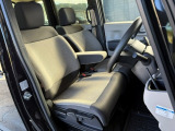 【フロントシート】アイポイントが高く、視界が開けているので、運転する際も快適♪シートも厚みがあり座り心地にこだわったシート設計になっているので、長時間ドライブの際も疲れを軽減してくれます☆