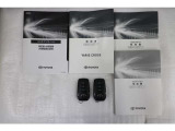 メンテナンスノート、取扱説明書です。メンテナンスノートにはその車の整備記録が事細やかに記録されています。車の履歴が判るとても重要な物です。車検証と一緒に大切に保管してくださいね!