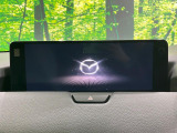 【12.3インチマツダコネクト】車内の雰囲気にマッチした大型ディスプレイ。スマホ接続でのナビ使用やBluetooth再生等、様々な機能が楽しめます。直感的なダイヤル操作が可能で、使い勝手も良好です。