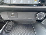 【USB端子】USB接続もついていますので携帯などの電子機器の充電にも使えて便利です♪