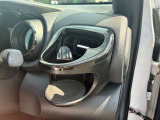 運転席側の吹き出し口前にもドリンクホルダーを装備。飲み物を適温に保ちやすく、手軽にアクセスできて便利です。
