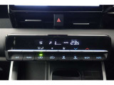 ★エアコンはオートタイプが装着済みです!オートモードにしておけば、車内温度を設定するだけで風の料や吹き出し口の切り替えを機械が行ってくれます!一年中快適な環境を作れますよ♪