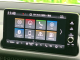 画面にはナビや電話、オーディオなどのメニューが並び、目的の項目を視覚的に選びやすい構成です。画面脇にも操作部を備え、移動中の案内確認や音楽再生に日常的に活用いただけます。