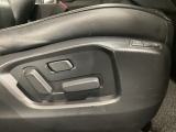 運転席にはパワーシートを装備!シート位置を記憶するメモリー機能付きなのでご夫婦で2名分セットすると便利です♪