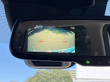 後方の映像と進行方向の目安を画面で確認でき、駐車時の周囲確認をサポートします。車庫入れや縦列駐車など、後退する場面で視認性を補う便利な装備です。