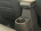 後部座席のシートは奥に向かって少し傾斜が御座います。そのため、深く腰掛けることが出来、コンパクトなMINIでも十分なヘッドクリアランスが確保されております。