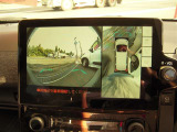 パノラミックビューモニター付きです。車両を上から見たような映像をディスプレイオーディオ画面に表示。運転席からの目視だけでは見にくい、車両周辺の状況をリアルタイムでしっかり確認できます。