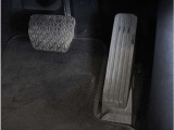 【オルガン式アクセルペダル】 かかとがずれにくく、アクセルペダルがコントロールしやすくなります。また運転時の疲労を軽減し、とっさのときの踏み間違いも起きにくくなります。