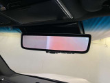 多人数乗車時やお荷物が多いときでも後方視界を確保できる、デジタルインナーミラーが装着されています。