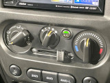 寒い冬も暑い夏も全席に快適な空調を届けてくれる、ダイヤル式エアコンを装備♪
