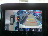 【アラウンドビューモニター】空から見下ろした映像がナビ画面にて確認可能です。駐車もラクラクですよ♪