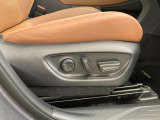 運転する時はドライビングポジションが気になりますよね。パワーシートで座席位置の微調整もしっかりできます。高級感がある装備としても人気があります。