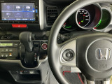 ホンダ純正メモリーナビ搭載なので、遠方へのドライブもお任せ下さい!ステアリング左手側にオーディオ関連のコントロールスイッチを配置しています。操作時は視線を逸らすことなく運転に集中できます