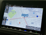 道路や周辺施設が画面上に表示され、現在地周辺の位置関係をつかみやすい地図画面です。表示を確認しながら目的地までの道順を把握でき、初めて訪れる場所への移動にも便利です。