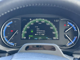 速度や燃料残量など、運転に必要な情報をひと目で確認しやすい配置です。中央の表示部には各種情報もまとまり、走行中に確認したい内容を把握しやすく、日常使いを支えてくれます。