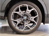 【BMWアロイホイル】軽量かつ強度に拘ったアロイホイル。走行性能ポテンシャルを引き出す設計。車の足元を引き締めてくれる大きなポイントはアロイホイルです。