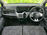 運転席から前方を見渡しやすいレイアウトで、視界の広がりを感じられます。フロントシートはゆったりした形状で、落ち着いた色合いの室内が日々の移動を支えます。