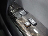運転席からも操作可能な前席パワーウィンドウが装備されています。
