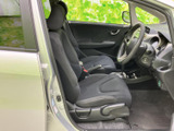 運転席と助手席は視界が開け、前方や左右の様子を確認しやすいレイアウトです。シートには身体を預けやすい形状が採用され、落ち着いて過ごせる空間が広がっています。