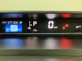 視認性がよい自発光式メーターで逆光やトンネル走行時も見やすいんです♪燃費計や外気温、航続可能距離がわかるマルチインフォメーションディスプレイ付きです☆