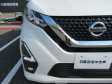 LEDヘッドランプ:ハロゲンランプの約2倍の光量でより明るく遠くを照らし、夜間走行時の視認性を高めます。