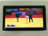 テレビ番組を表示できるモニターを備えています。停車中の待ち時間などに映像を楽しめるため、車内で過ごす時間にも役立ちます。
