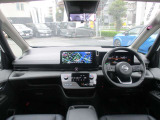 広いフロントガラスで視界良好でお出かけが楽しくなるセレナの運転席。