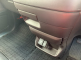 センターコンソールにはドリンクホルダーを装備!休憩中も運転中も重宝します。小物も置けますので使い方は様々です。ぜひ使いこなして快適なドライブをお楽しみくださいませ。