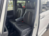 助手席と運転席はゆったりと座れるベンチシートタイプになっています。